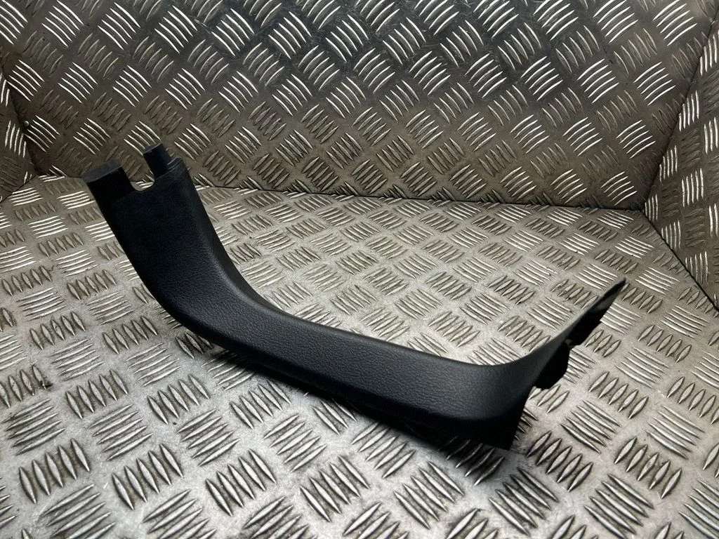 Tailgate/trunk side cover trim – Toyota Auris E180 (2012-2018)
