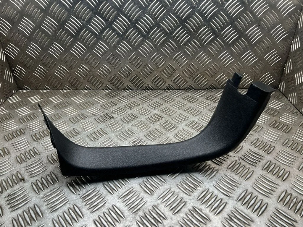 Tailgate/trunk side cover trim – Toyota Auris E180 (2012-2018)