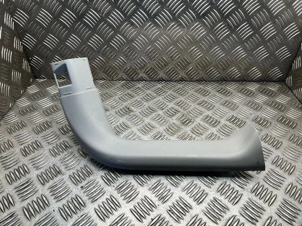 Tailgate/trunk upper cover trim