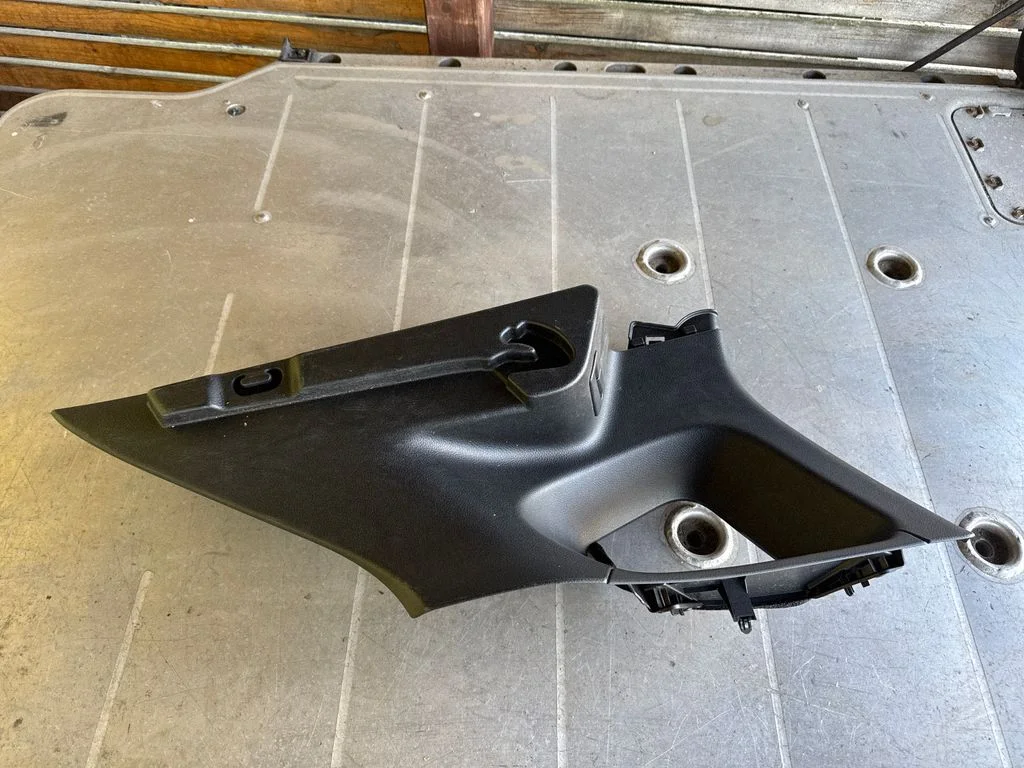 (D) piilari kate (ülemine) – Nissan Qashqai (2014-2016)