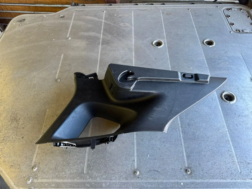 (D) piilari kate (ülemine) – Nissan Qashqai (2014-2016)