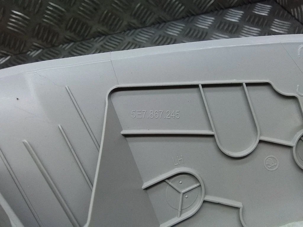 (D) piilari kate (ülemine) – Skoda Octavia Mk4 (2019-)