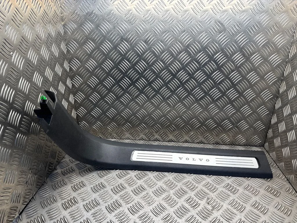 Priekšējā sliekšņa apdare (iekšējā) – Volvo XC90 (2014-)