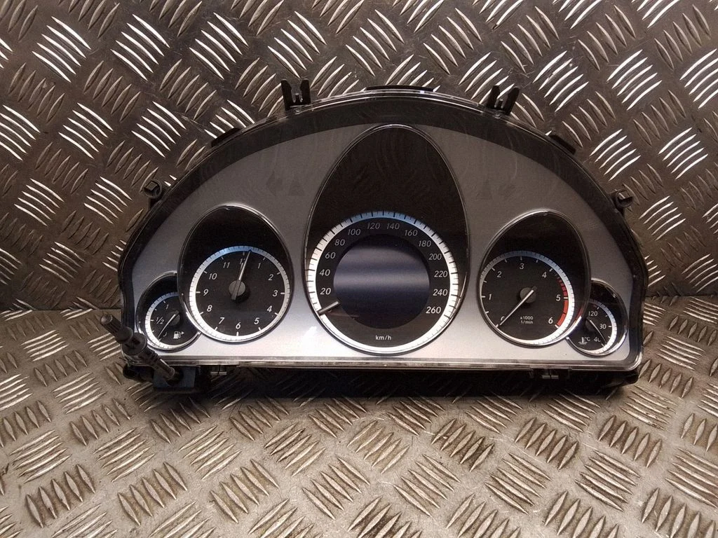 Spidometrs (instrumentu panelis) – Mercedes-Benz CLK klase C207 A207 (2010-2017)