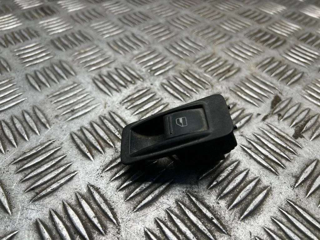 Electric window control switch – Volkswagen Transporter - Caravelle T5 (2003-2015)