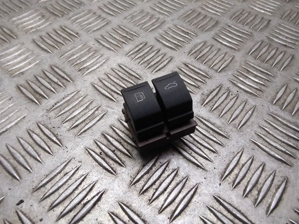 Fuel tank opening switch – Volkswagen Passat B5.5 (2001-2005)