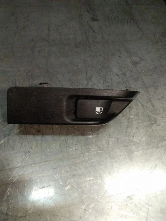 Fuel tank opening switch – Toyota Prius (XW20) (2003-2009)