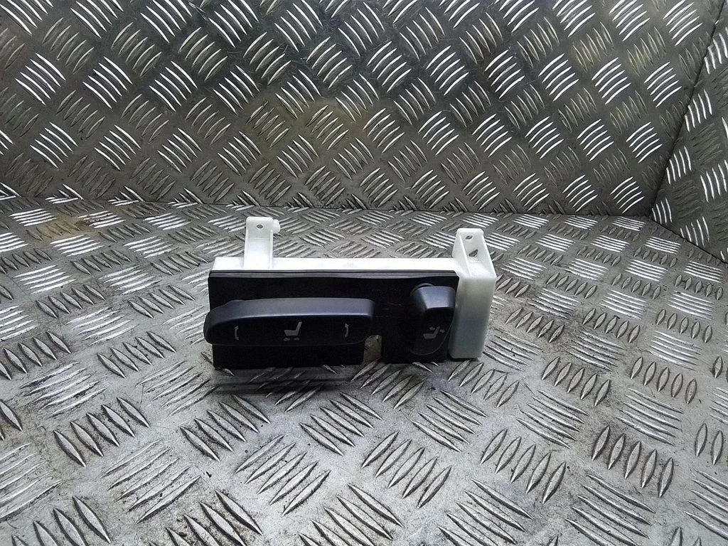 Seat control switch – Lexus IS 220D-250-350 (2006-2013)
