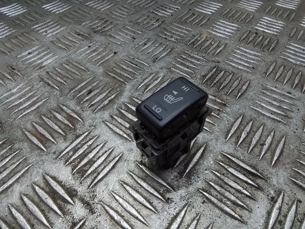 Seat heating switch – Nissan X-Trail T31 (2007-2014)