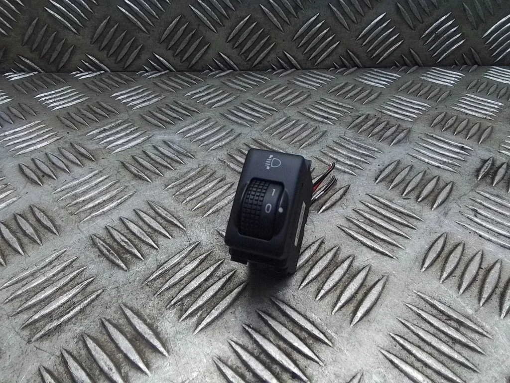 Esitulede kõrguse reguleerimise lüliti – Nissan Qashqai+2 (2008-2010)