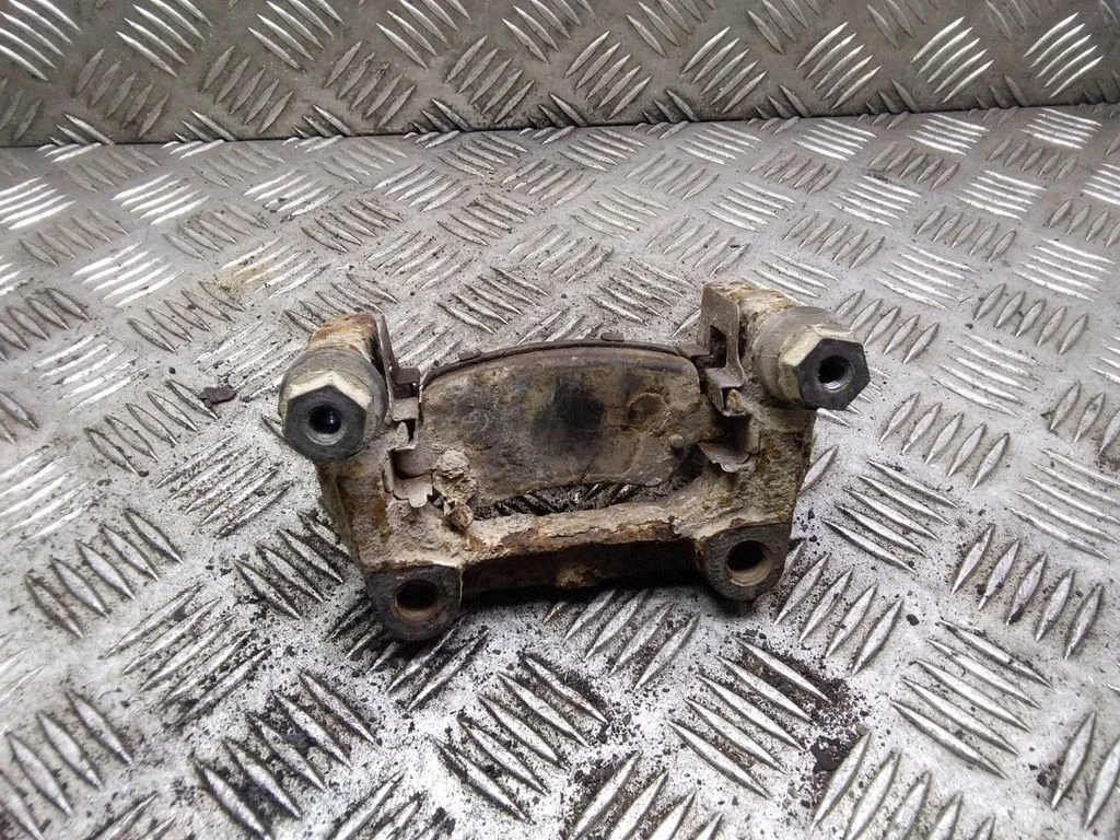 Piduriklotside hoidik/kandur (tagumine) – Opel Zafira B (2005-2014)