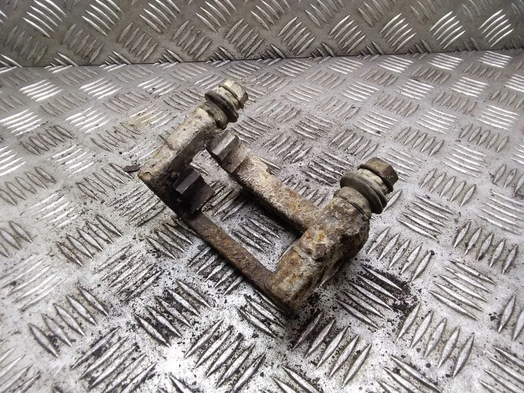 Piduriklotside hoidik/kandur (tagumine) – Opel Zafira B (2005-2014)