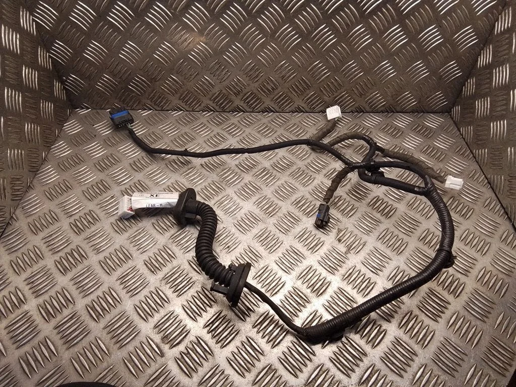 Aizmugurējo durvju vadu instalācija – Nissan Qashqai (2014-2016)