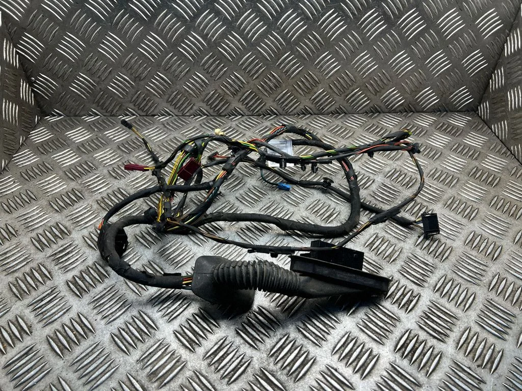 Aizmugurējo durvju vadu instalācija 9807760