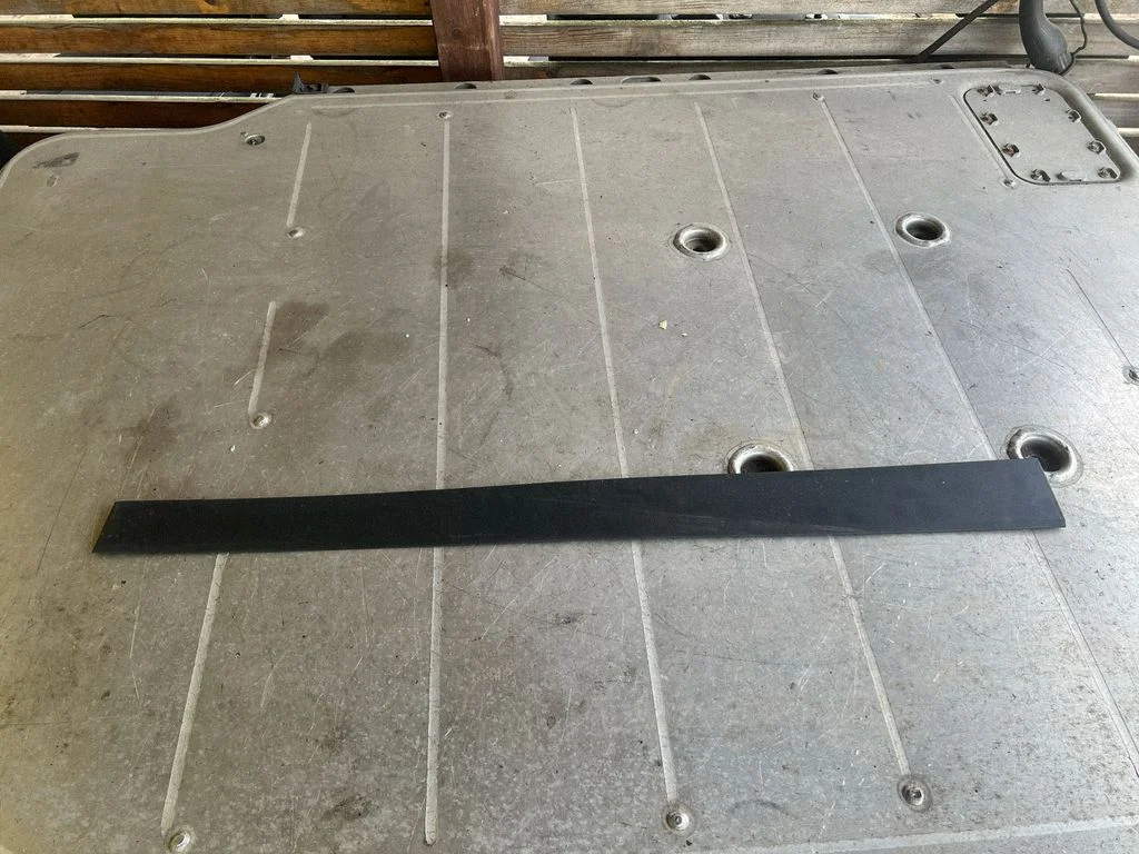 Priekšējo durvju apdare (molings) 6F9853960