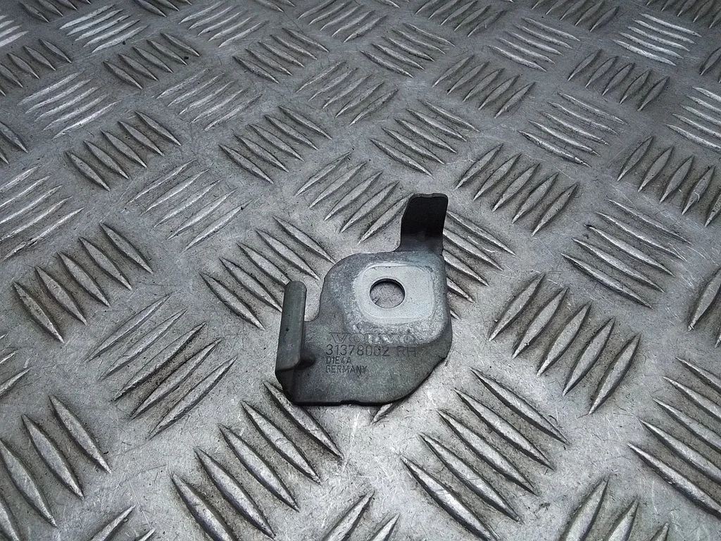 Radiatoru paneļa kronšteins – Volvo V60 (2013-2018)