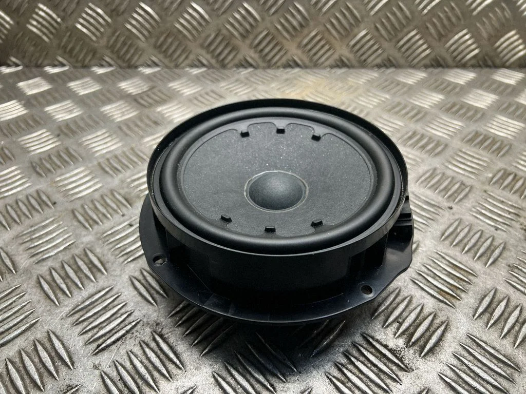 Skaļrunis (-ņi) priekšējās durvīs 2GA035453