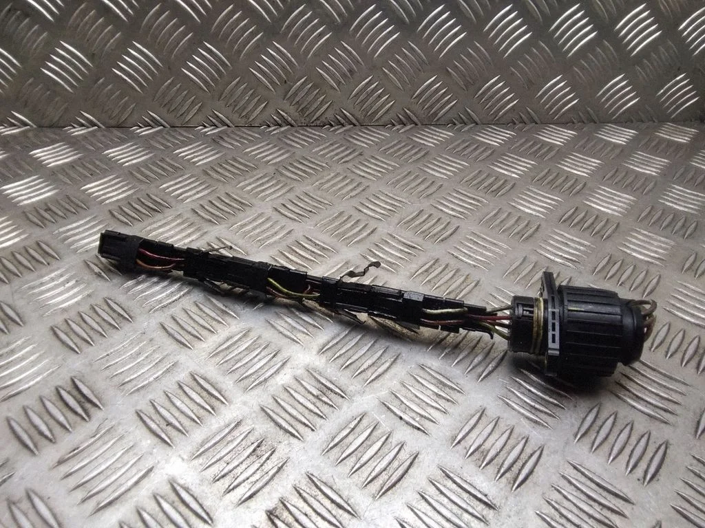 Fuel injector wires