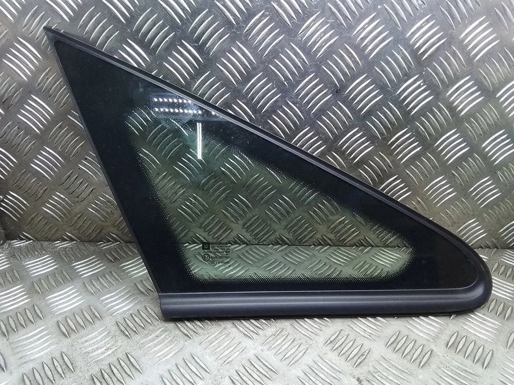 Trīsstūra stikls virsbūves priekšpusē – Opel Zafira B (2005-2014)