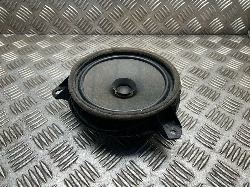 Skaļrunis (-ņi) aizmugurējās durvīs 8616002380