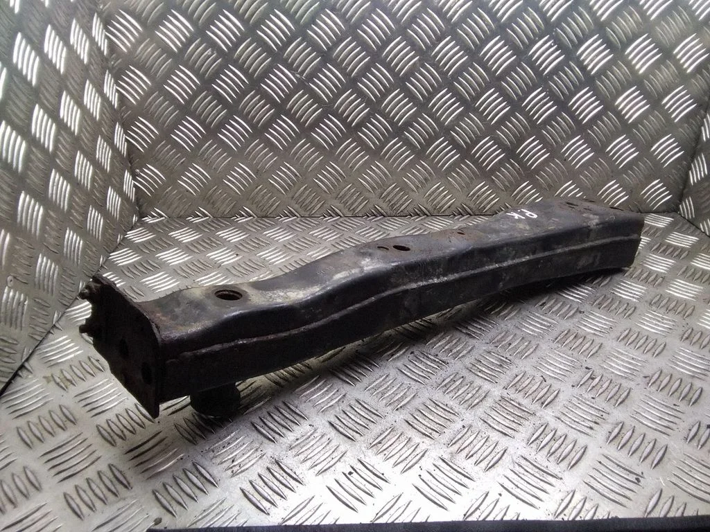 Esistange löögisummuti – Nissan Qashqai (2010-2014)