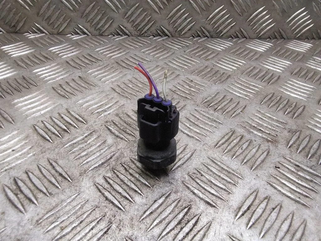 Air conditioning (A/C) pressure sensor – Toyota Corolla Verso AR10 (2004-2009)