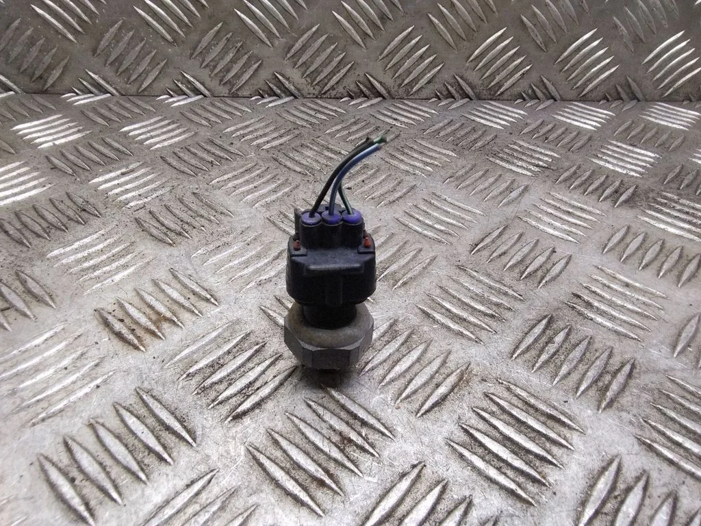 Air conditioning (A/C) pressure sensor – Toyota Avensis T250 (2003-2006)