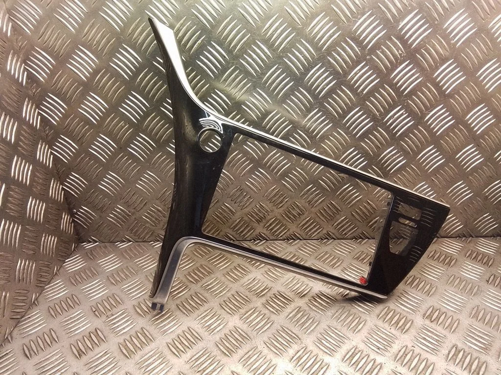 Radio/GPS head unit trim – Toyota Auris E180 (2012-2018)