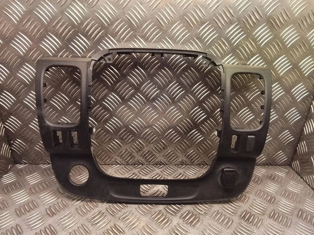 Radio/GPS head unit trim – Opel Vivaro (2014-2018)