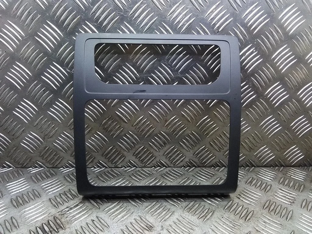 Radio/GPS head unit trim – Volkswagen Caddy (2011-2016)