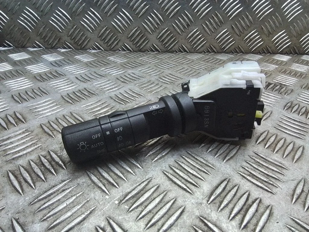 Pagriezienu/gaismu svira – Nissan Qashqai+2 (2008-2010)