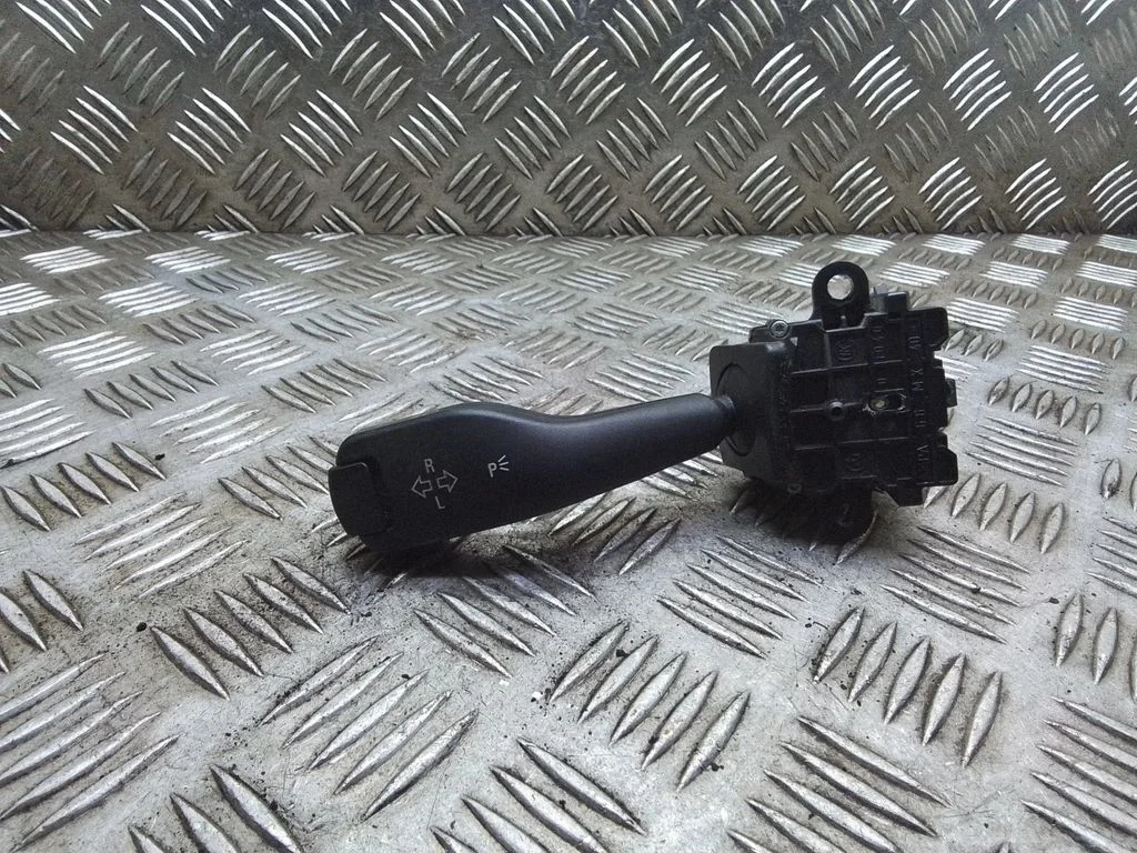 Pagriezienu/gaismu svira – BMW X3 E83 (2003-2010)