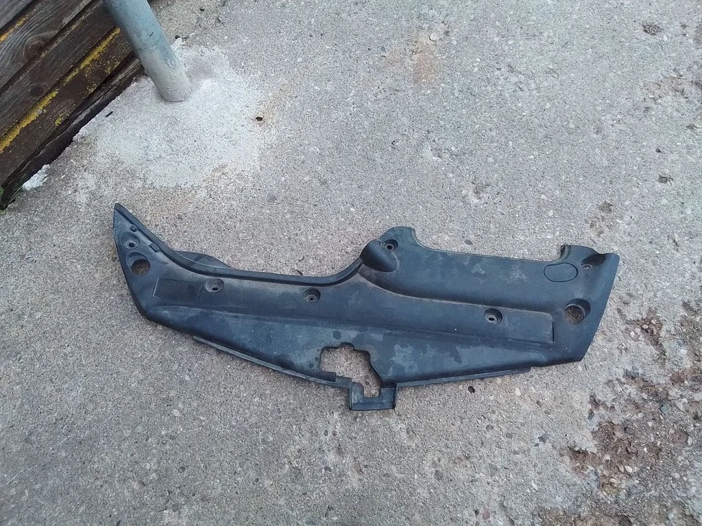 Radiator trim – Toyota Prius (XW20) (2003-2009)
