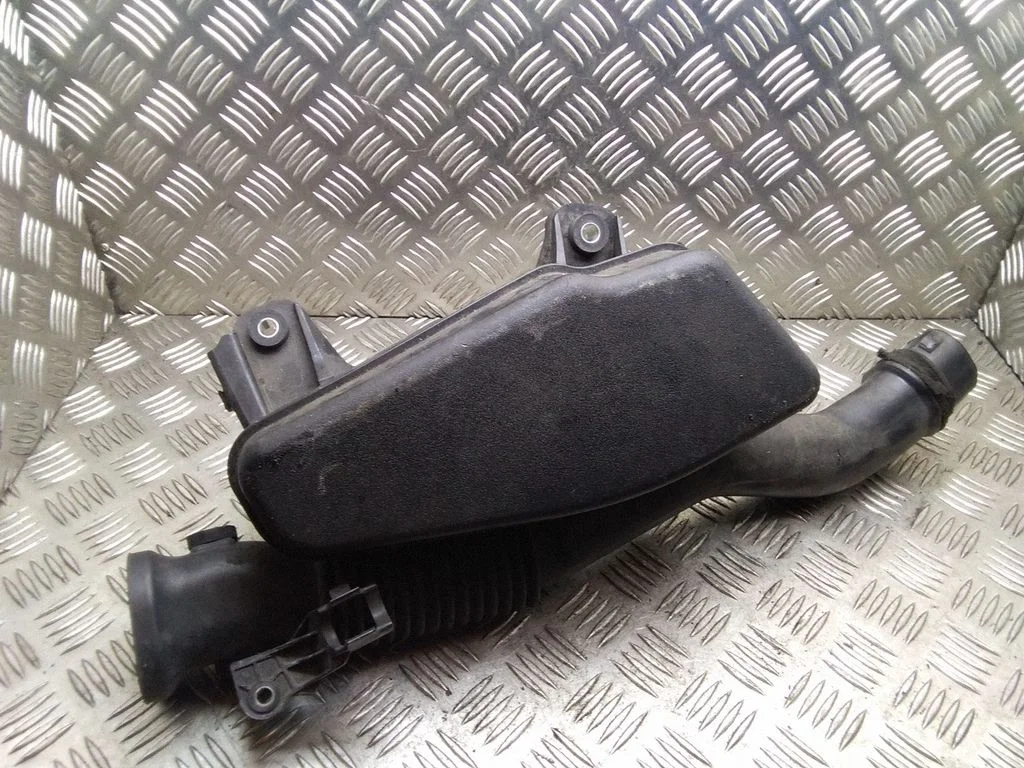 Ieplūdes rezonators – Toyota Prius (XW30) (2009-2015)