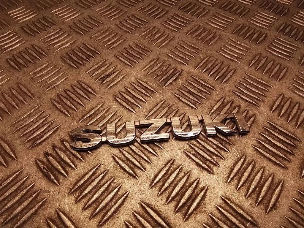 Ražotāja emblēma/modeļa burti – Suzuki Vitara (LY) (2015-)