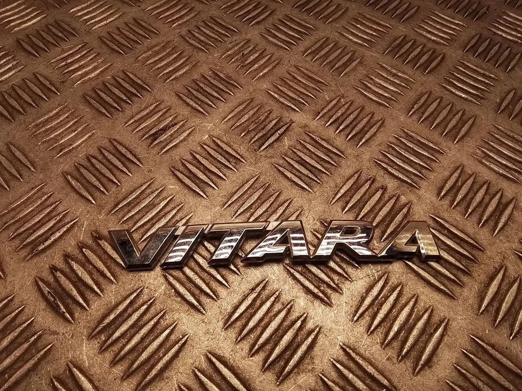 Ražotāja emblēma/modeļa burti – Suzuki Vitara (LY) (2015-)