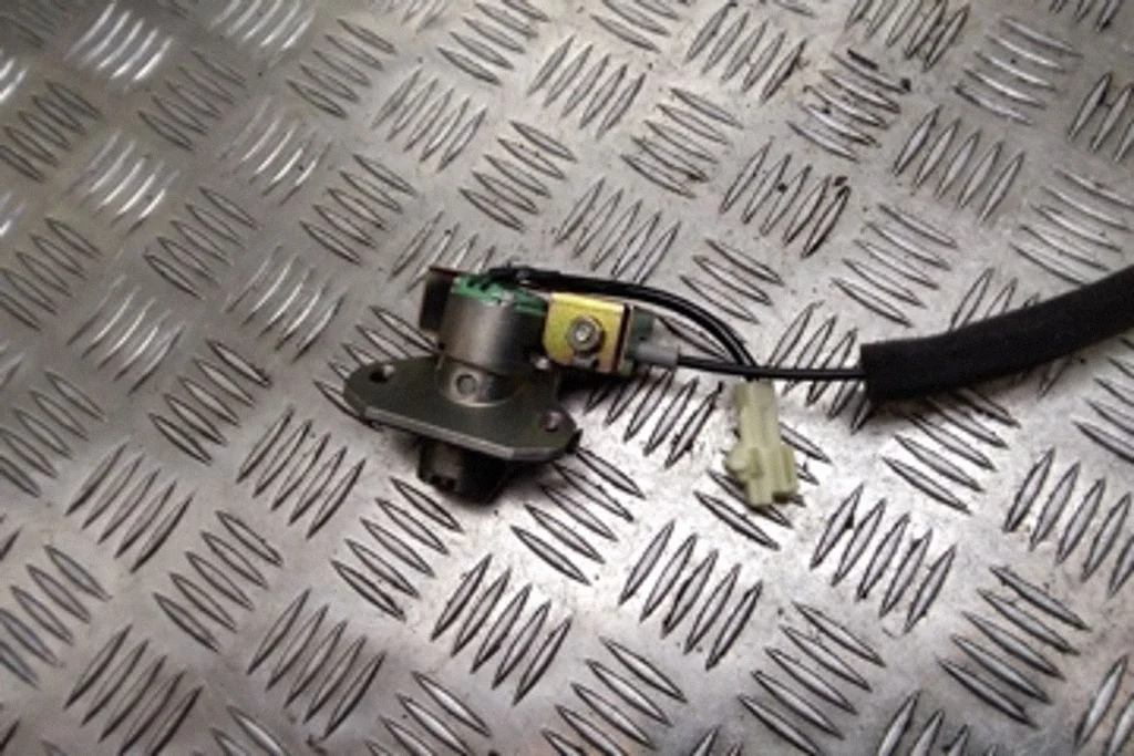 Wkładka zamka klapy bagażnika (zewnętrzna) – Lexus GS 300 350 430 450H (2005-2012)