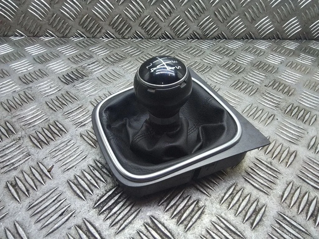 Pārnesumu pārslēga sviras apdare (āda, poga) – Volkswagen Golf Plus (2005-2013)