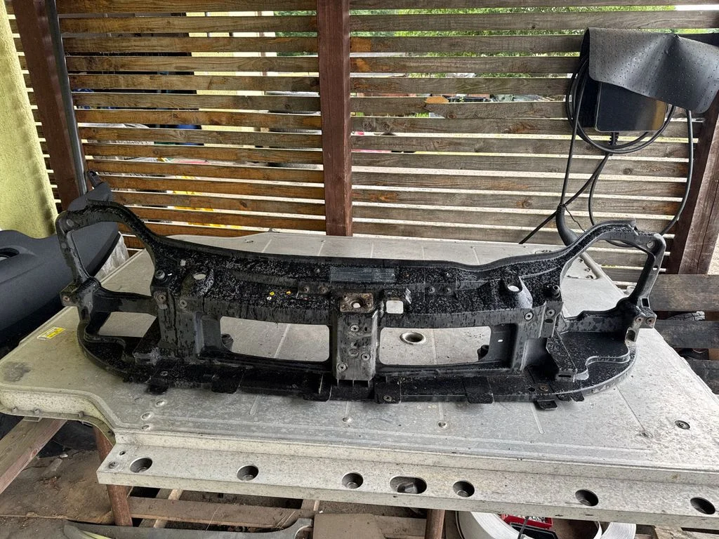 Radiatoru paneļa augšējā daļa – Opel Vivaro (2001-2014)