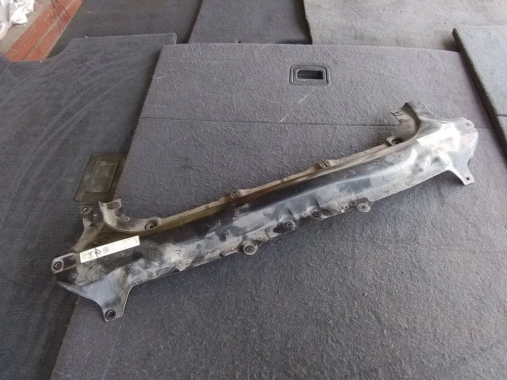 Radiatoru paneļa augšējā daļa – BMW 7. sērija E65 E66 (2001-2008)