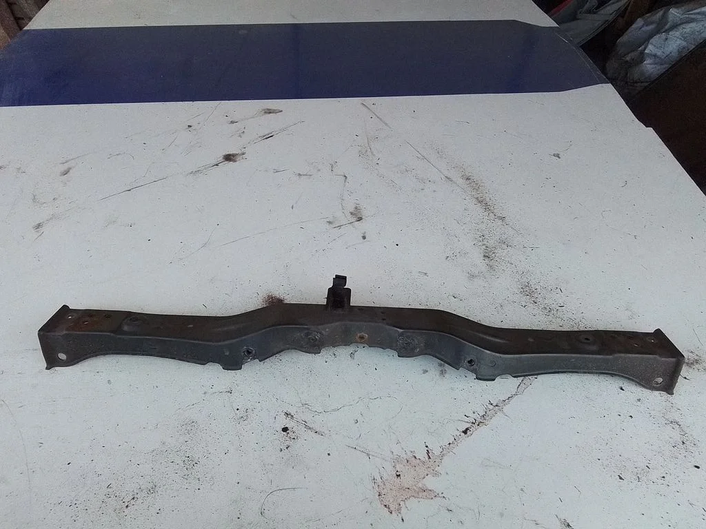 Radiatoru paneļa augšējā daļa – Toyota Avensis T250 (2006-2009)