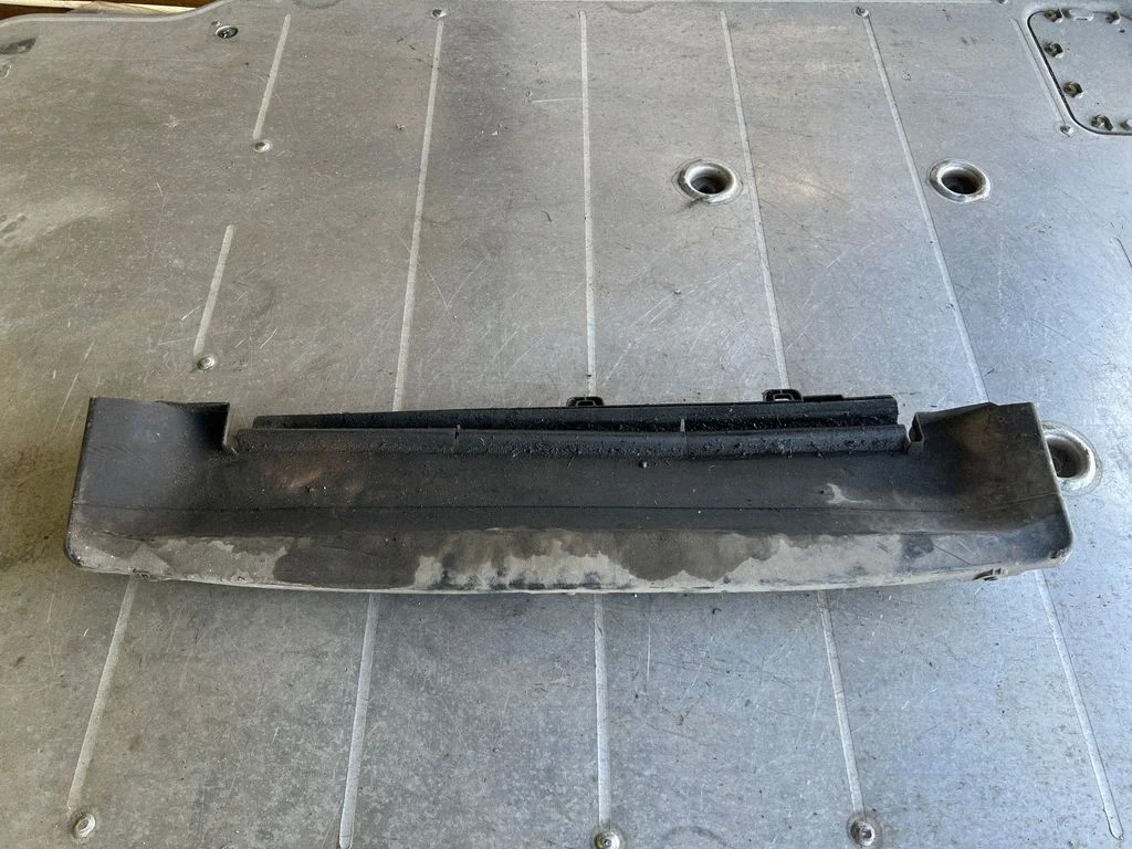 Radiatoru paneļa apakšējā daļa 7H0805962B