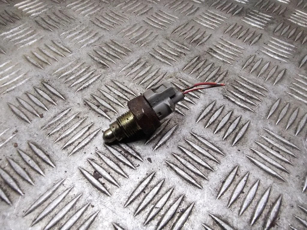 Atpakaļgaitas slēdzis (sensors) – Toyota Avensis T250 (2003-2006)