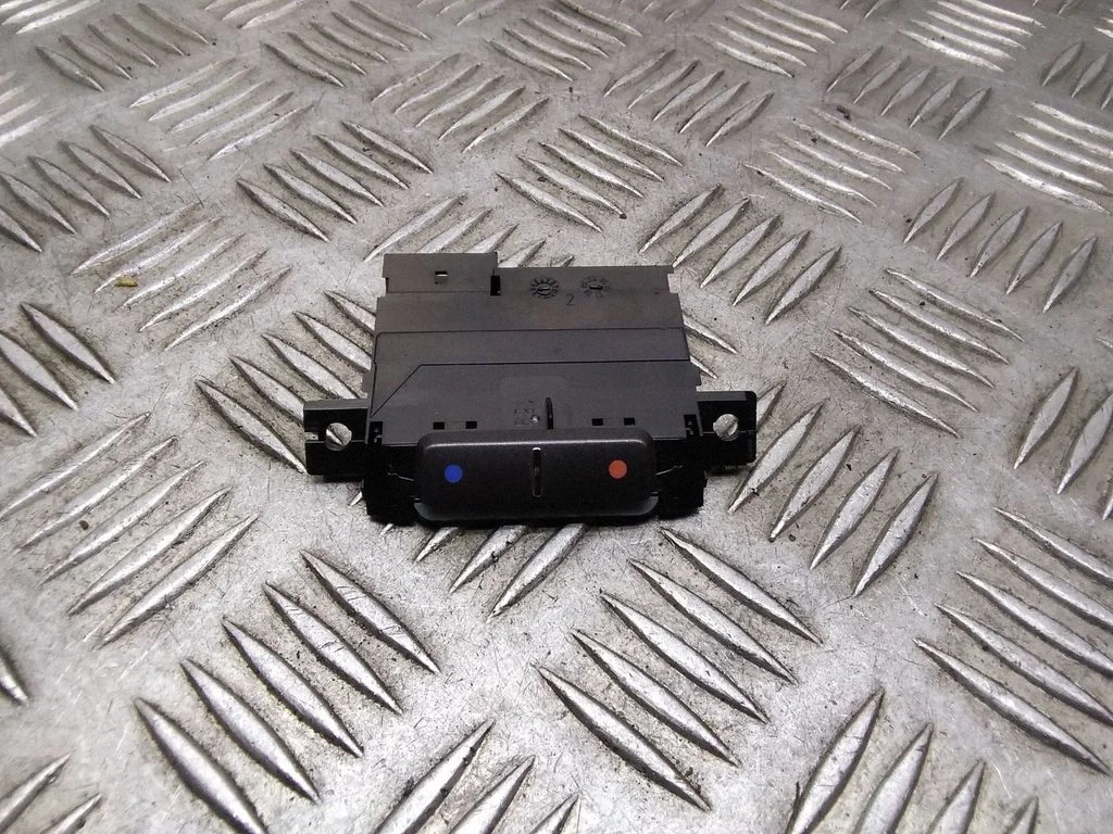 Air conditioning (A/C) switch – Volkswagen Phaeton (2002-2016)