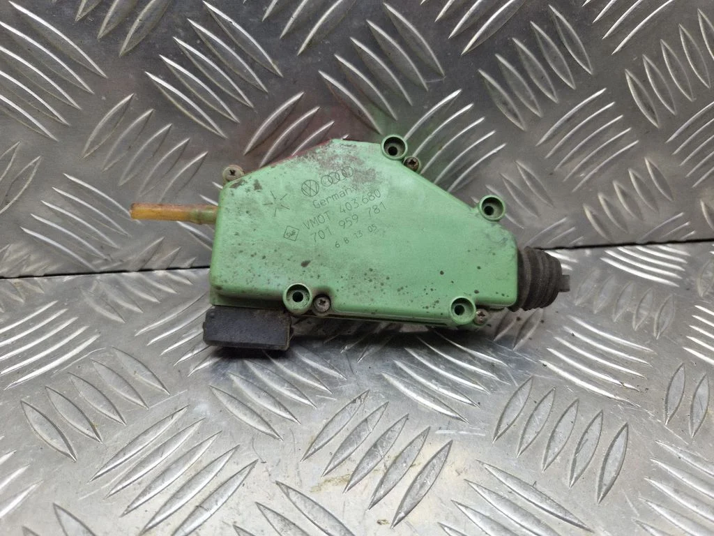 Centrālās atslēgas motoriņš 701959781