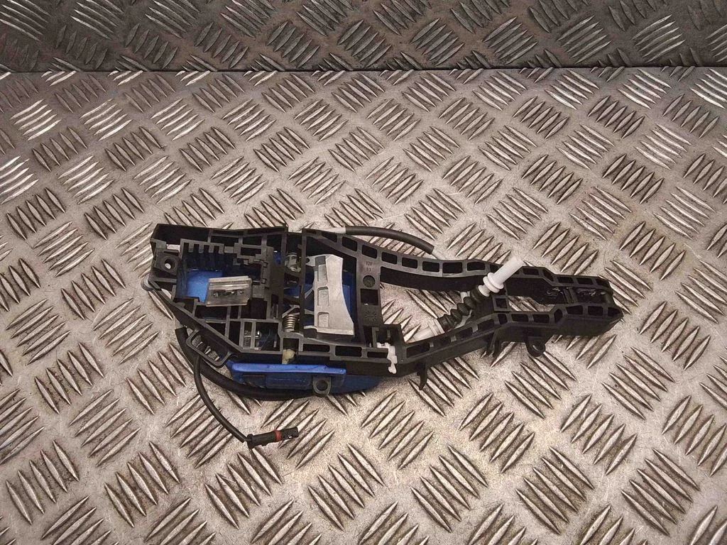 Aizmugurējo durvju ārējā atvēršanas roktura turētājs/ kronšteins – BMW 1. sērija F20 F21 (2011-2019)
