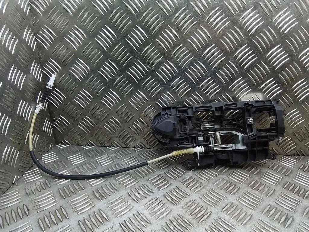 Priekšējā ārējā atvēršanas roktura turētājs/ kronšteins – BMW 5. sērija F10 F11 (2009-2016)
