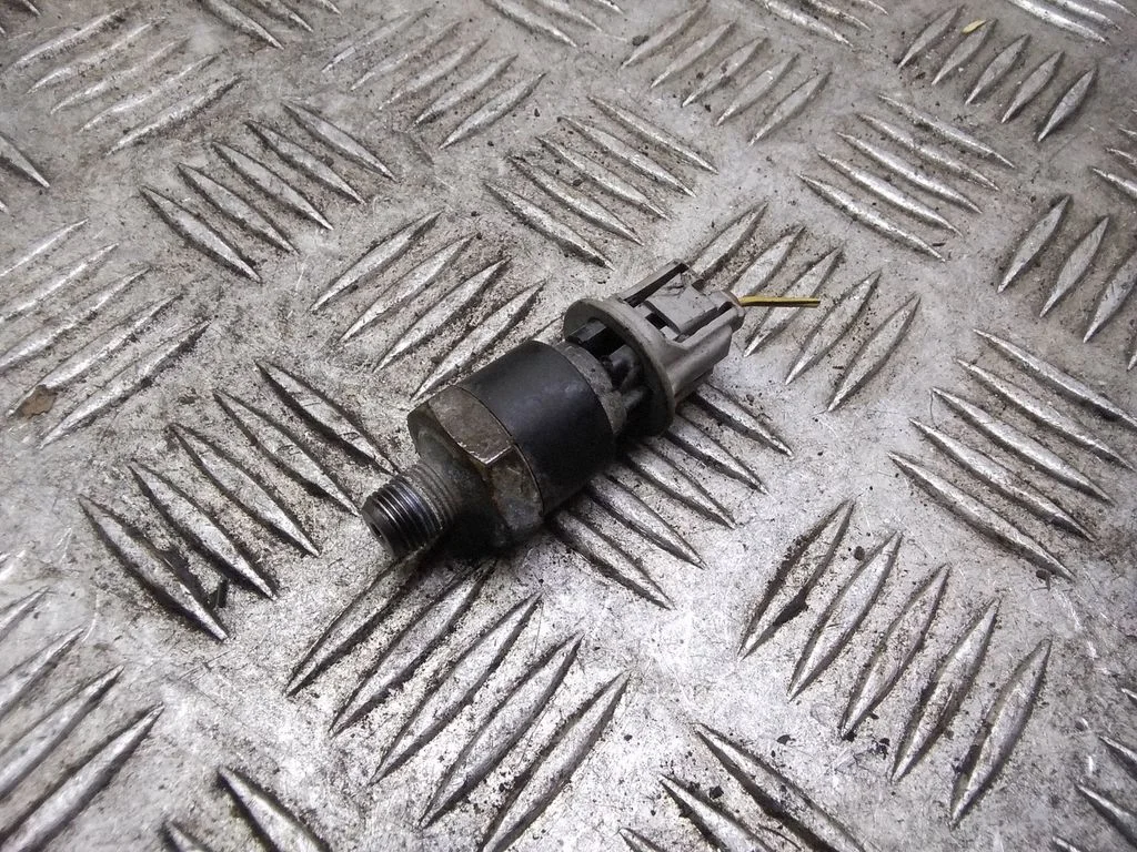 Oil pressure sensor – Toyota Corolla Verso AR10 (2004-2009)