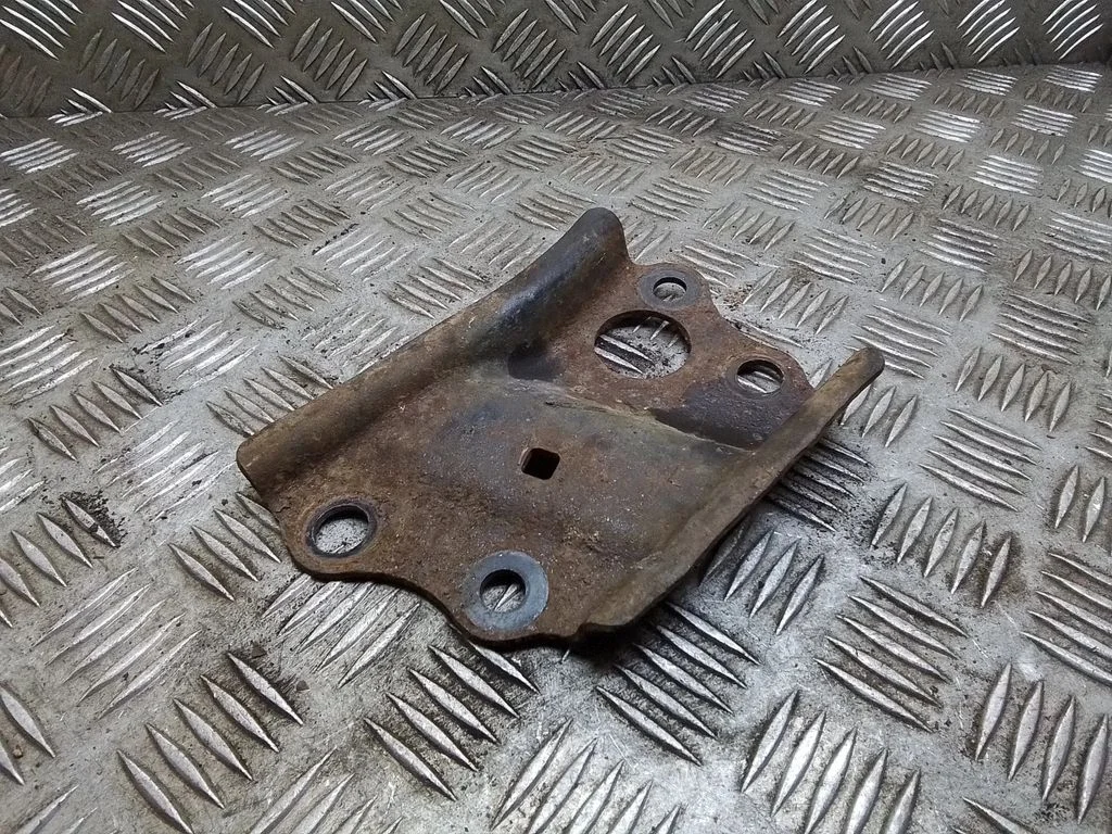 Sway bar bush bracket, front – Toyota Prius (XW30) (2009-2015)