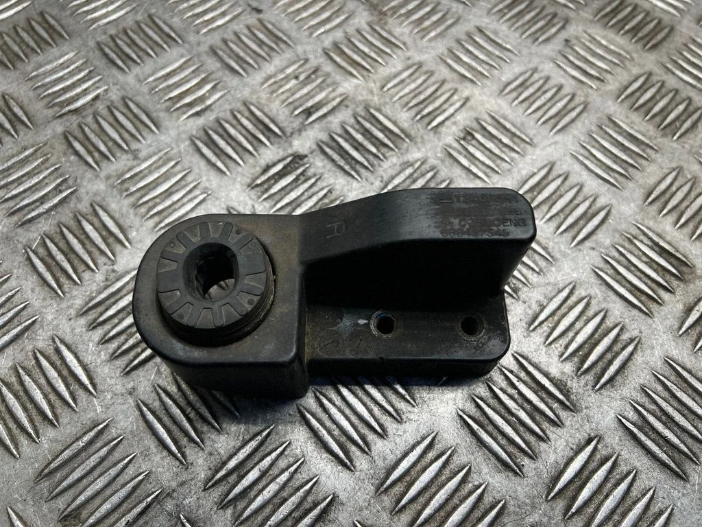 Radiator mount bracket – Opel Astra K (2015-2021)